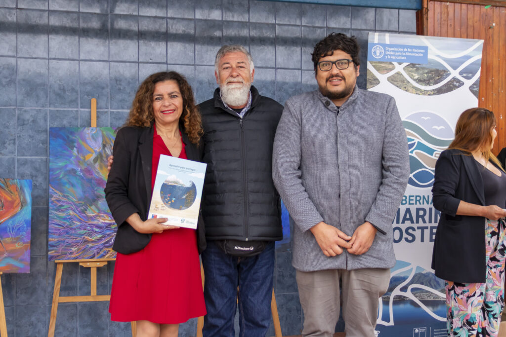 Seremi MMA, Leonardo Gros, entrega Guía SNCAE a representantes de colegios. 