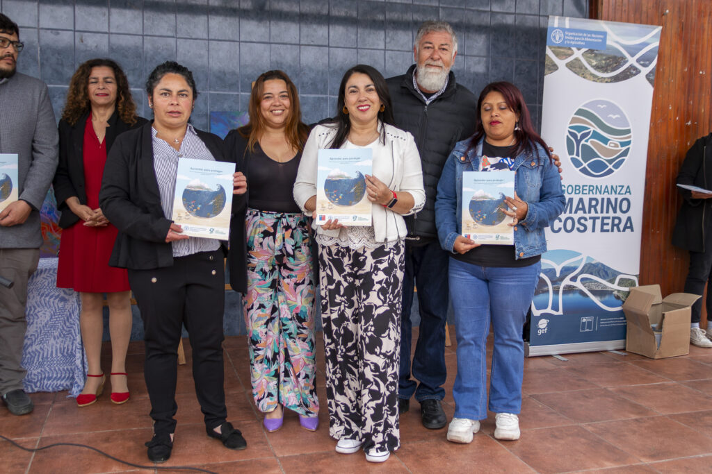 Seremi MMA, Leonardo Gros, entrega Guía SNCAE a representantes de colegios. 