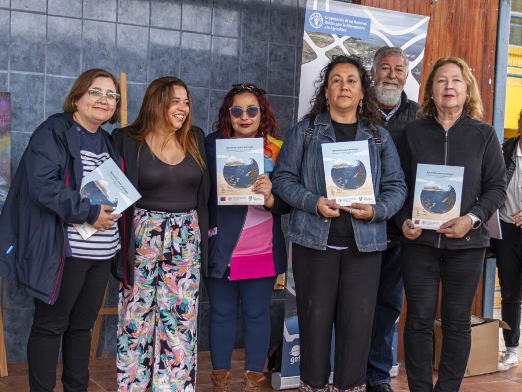 Seremi MMA, Leonardo Gros y directora de Escuela Carlos Condell, Adriana Gálvez, entrega Guía SNCAE a representantes de colegios. 